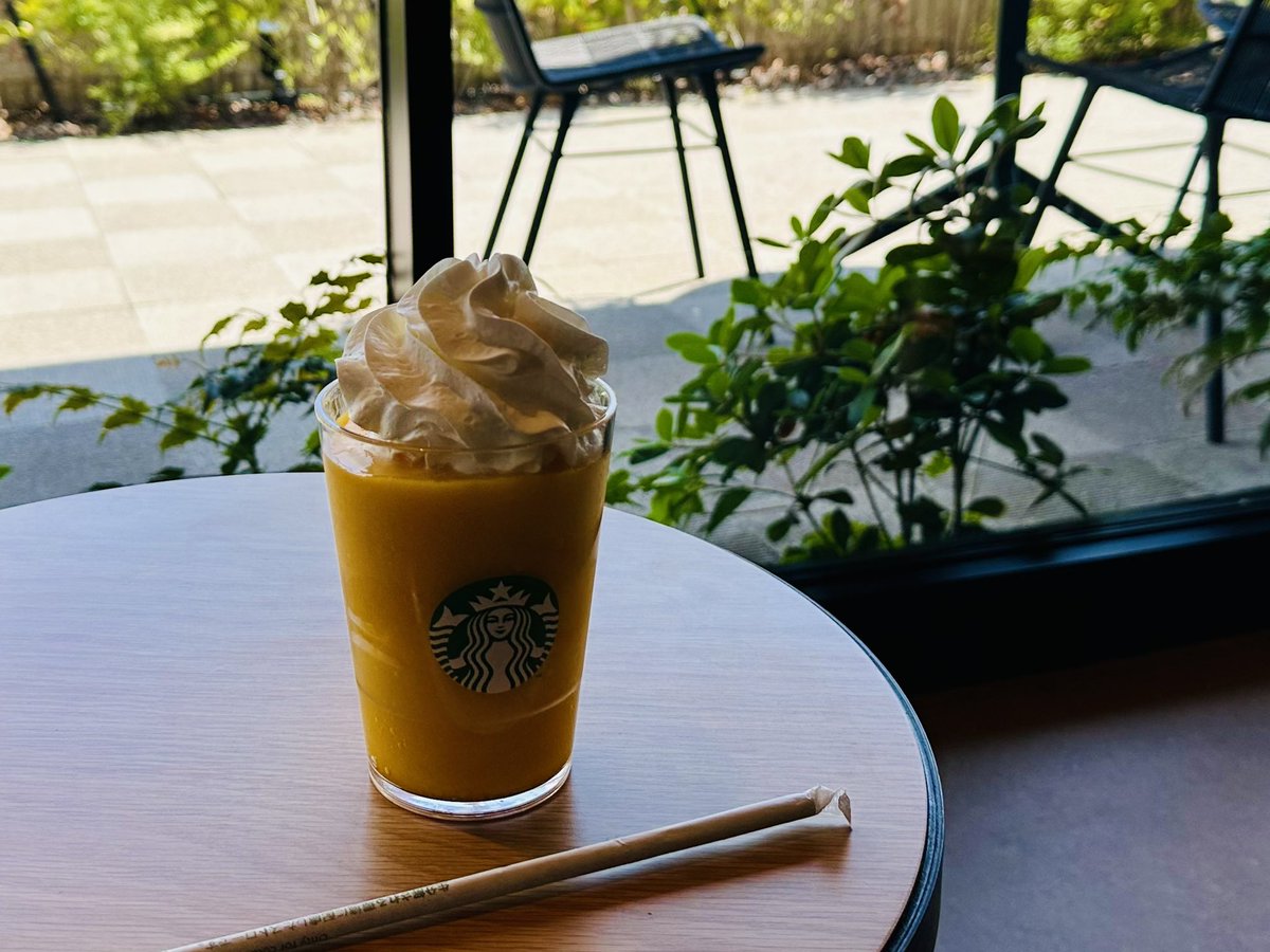 スタバのマンゴーパッションティーフラペチーノのティー抜き、ホワイトモカシロップ入り、ホイップクリーム乗せ

とても美味しいのでオススメよ🥭