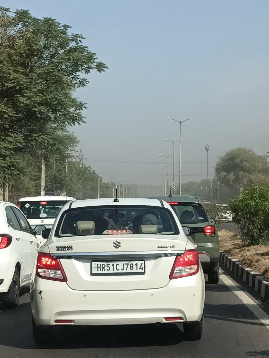 Dust haze due to heavy traffic at #GGNFBD toll road! @DEFCCOfficial @cmohry @SaveAravali Buildings are being constructed and no plan to curb the traffic manace! Poor infra planning! @DC_Gurugram @TrafficGGM