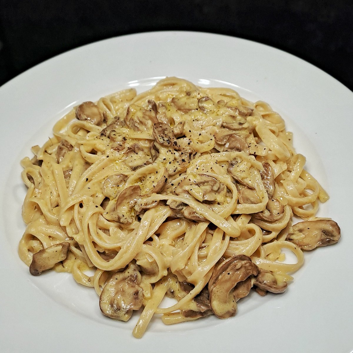 Creamy garlic butter mushroom linguine!