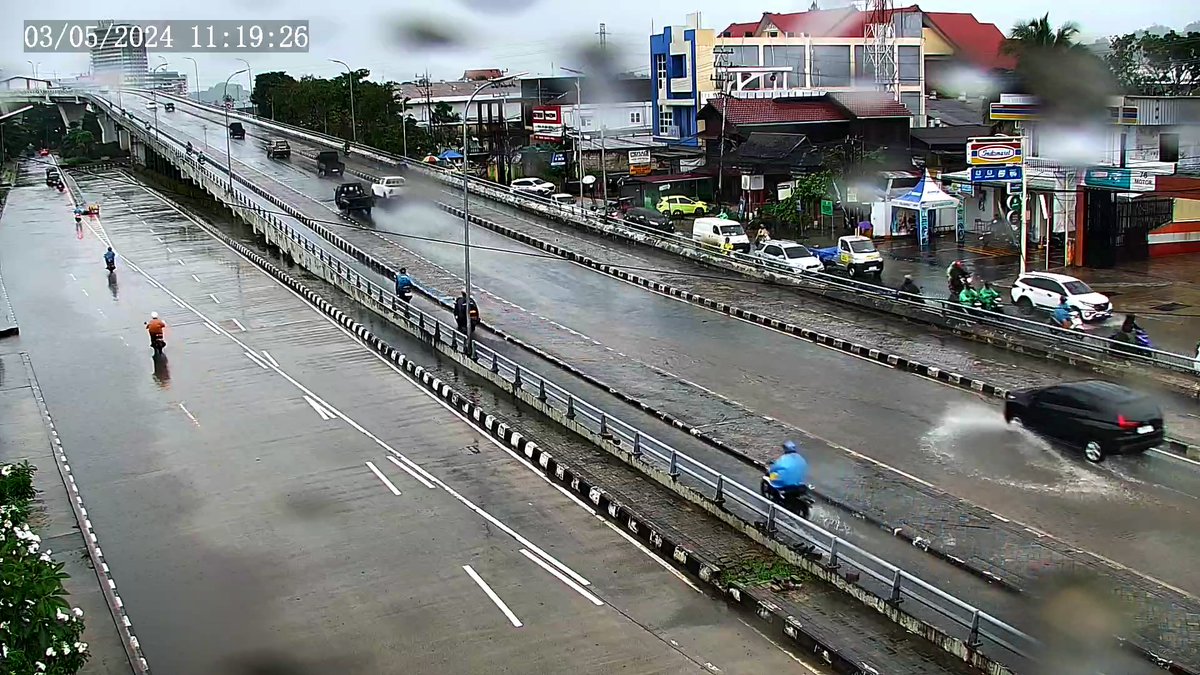 11.32 Simpang Jembatan Mahakam : Situasi arus lalu lintas di simpang jembatan mahakam dari arah dalam kota menuju luar kota terpantau dalam keadaan lancar. terdapat genangan air pada jalur Roda 4 (R4).