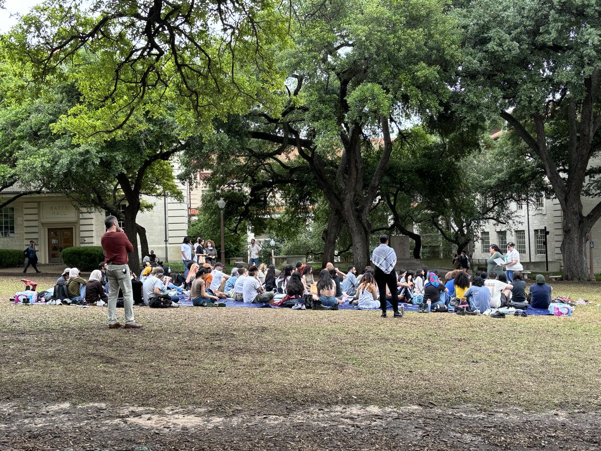 ⁦@UTAustin⁩’s iconic Tower blocked today to protect administrators from…students holding a teach-in on the lawn?