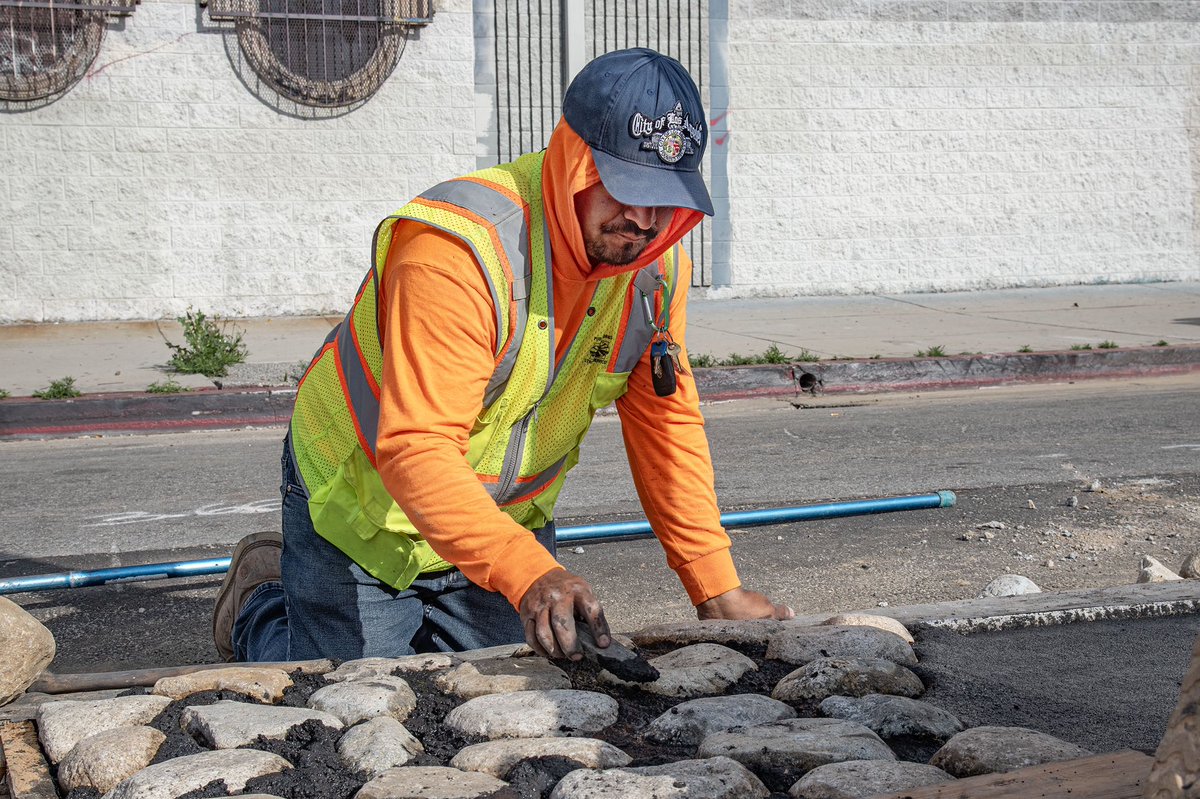 StreetsLA is improving multiple medians on MLK Blvd, between Figueroa & Central, in #CD9. This project is made possible by a Clean California grant. Check out the progress on the median at MLK Blvd/Hill St. We can't wait to see the finished product! @lacitydpw @CurrenDPriceJr