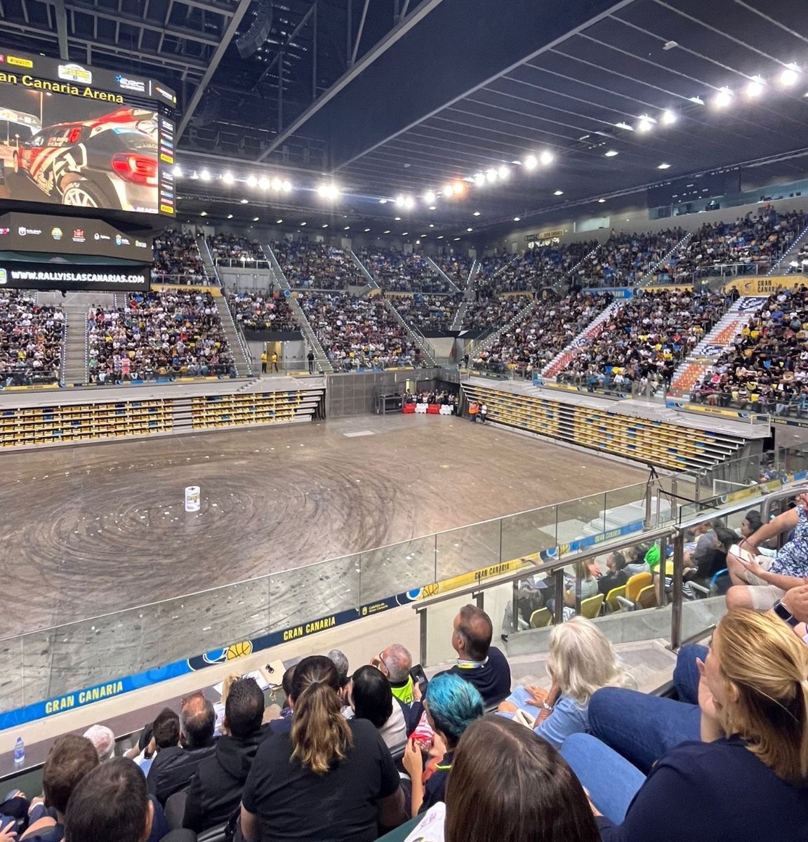 Impresionante el ambiente en el Gran Canaria Arena, escenario del primer tramo cronometrado del Rally Islas Canarias🚗🏁 Con lleno absoluto, se estrena esta carrera del motor por todo lo alto y con el calor de su gente 💪🏼 en una noche mágica