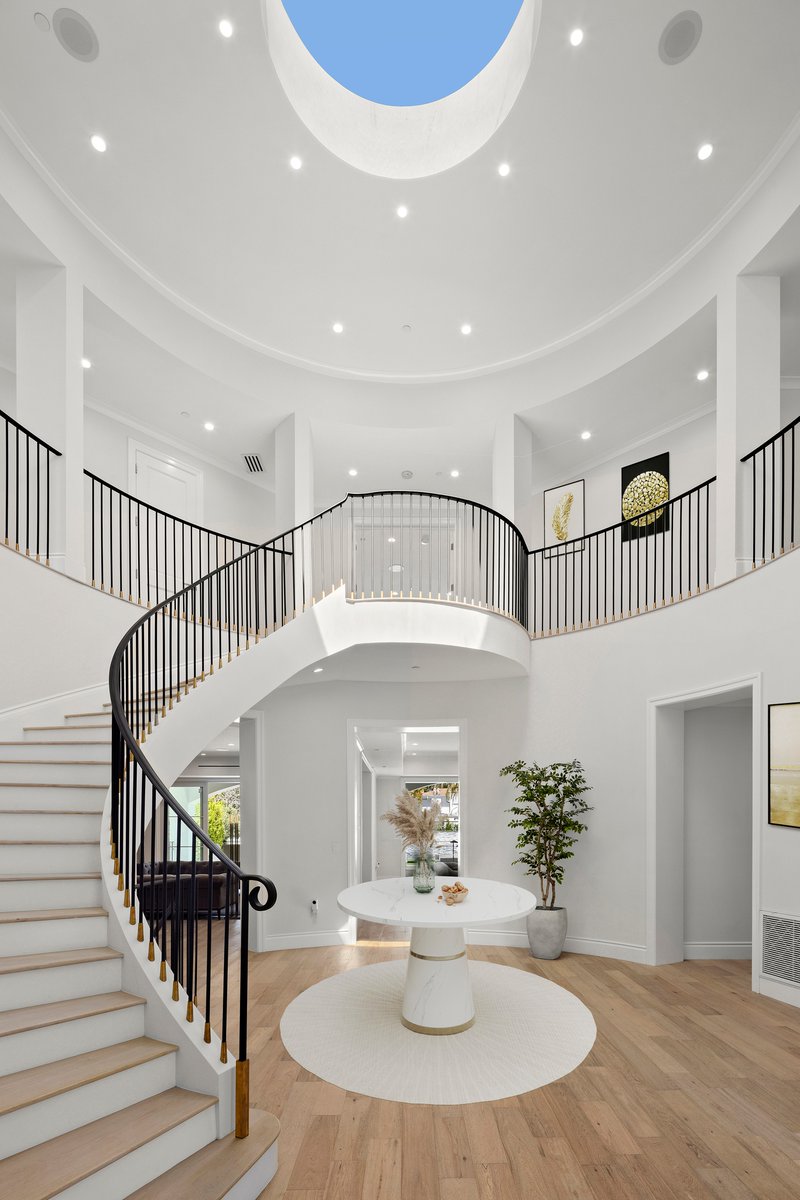 Welcome to pure grandeur! ✨ This breathtaking staircase is the epitome of elegance, curving gracefully under a magnificent dome that fills the space with natural light.
#GrandStaircase #LuxuryLiving #BeverlyHillsHomes #ElegantDesign #ArchitecturalMasterpiece #LuxuryRealEstate 🌿