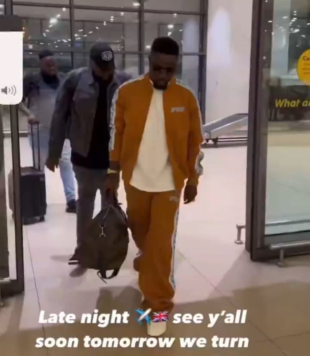 The way Sarkodie hold the bag tight, ugo figa 15 Grammys and 3 Ballon D'ors dey inside but ey3 Jot, lighter, Black T-shirt ne shades nkoaa