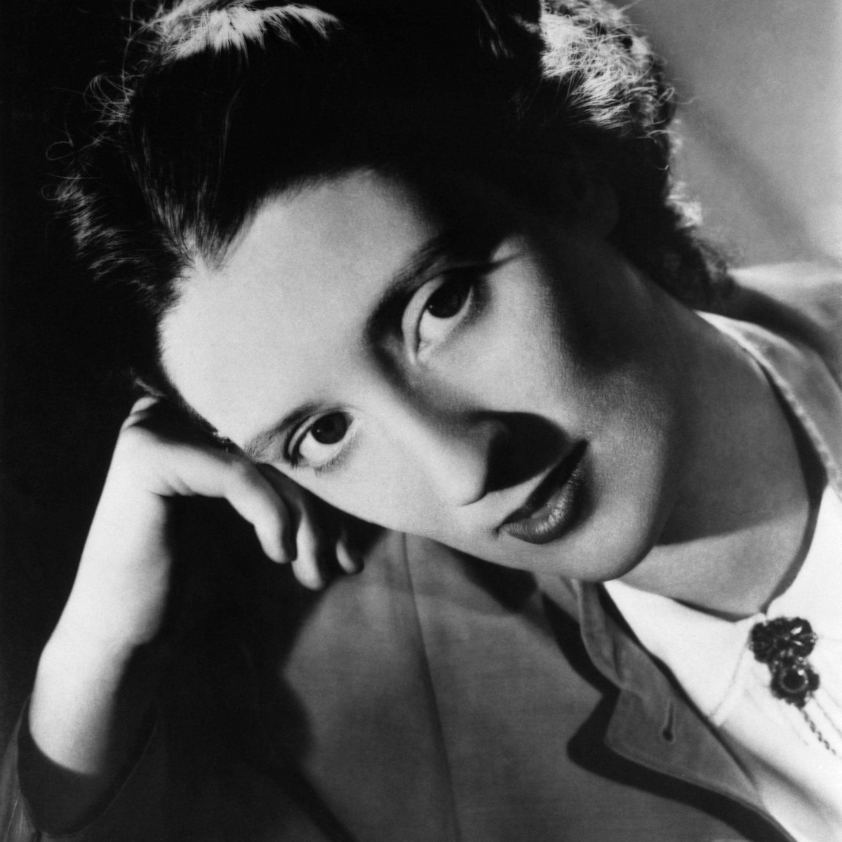 “Loneliness is the poverty of self; solitude is richness of self.”

Poems: poetryfoundation.org/poets/may-sart…]

✒️ #MaySarton, American poet, novelist, and memoirist, was #BOTD 3 May 1912. #Poetry #Literature