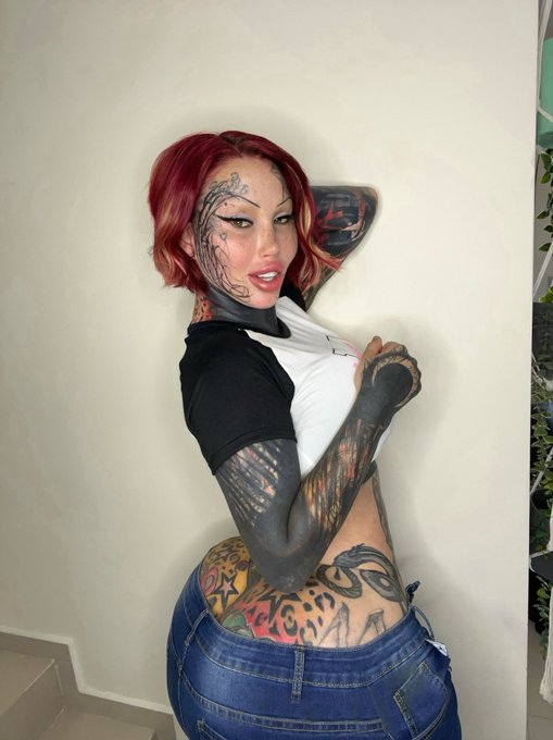 i think my jeans r too small👀 https://t.co/jMvh13Eu8j