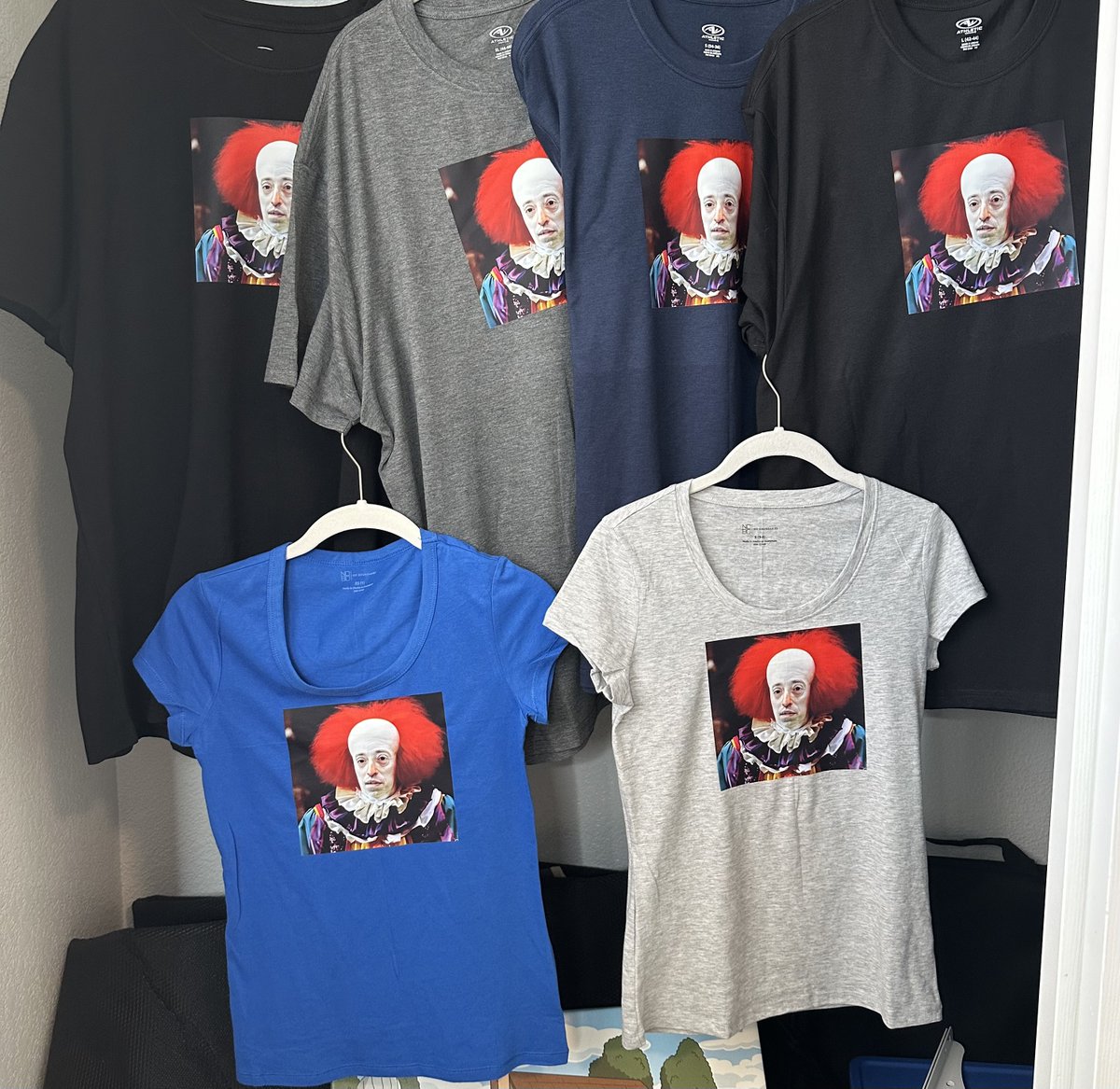 🧵 Since I have so many friends in town I had some shirts made of everyone’s favorite clown! DONATIONS ONLY, I’m going to donate 20% to @DeatonforSenate. I’ll be at the Avenue Cafe @MGMGrand 08:00-09:00 tomorrow. I’d love to meet anyone and everyone I can, whether you can…