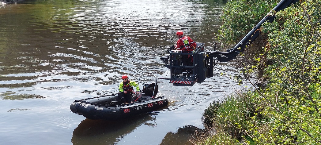 Yesterday Blue Watch Lymm joined Blue Watch Warrington for joint training launching & recovering the Rescue Boat on the River Mersey. Completing training like this allows Crews to familiarise themselves with launch sites & launch / recovery procedures #CheshireFire #WaterSafety