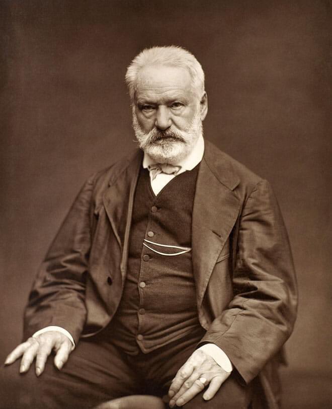 Clair de lune Victor Hugo La lune était sereine et jouait sur les flots. — La fenêtre enfin libre est ouverte à la brise, La sultane regarde, et la mer qui se brise, Là-bas, d’un flot d’argent brode les noirs îlots. De ses doigts en vibrant s’échappe la guitare. Elle écoute… Un…