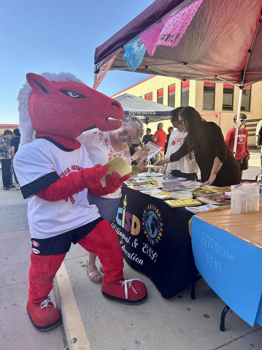 ECISD Bilingual & ESL Department 🌎 (@ecisd_bil_esl) on Twitter photo 5 de Mayo celebration at <a href="/BigRedBronchos/">Odessa High School</a> in full swing! Make sure to stop by and get some bilingual books! 📚 5 de Mayo celebration at <a href="/BigRedBronchos/">Odessa High School</a> in full swing! Make sure to stop by and get some bilingual books! 📚