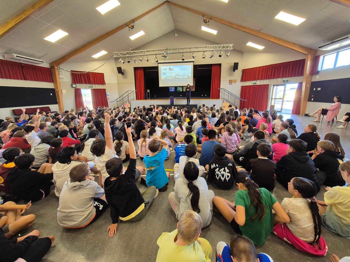 🎤 It was back to school for Inspiring Explorer Tegan Allpress, who captivated around 400 pupils and 15 teachers at her old school, Westbrook Primary in Rotorua, with tales about the wildlife and landscape of South Georgia Island. @MetService @royalsocietynz @antarctica_21
