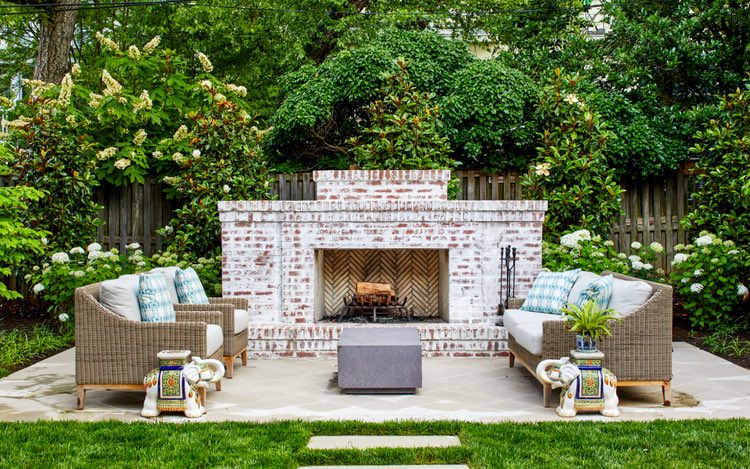What would you do with this outdoor living space?

#patio #outdoordecor #DIY #transformyourspace