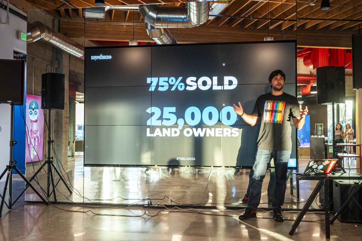 What an incredible night at @TheSandboxGame new flagship space in LA for the LAND owners event. Thanks to @Bellbyche for the incredible presentation, we learned a lot and have huge confidence in the future of Sandbox. Stay tuned for more Photo District updates coming soon.