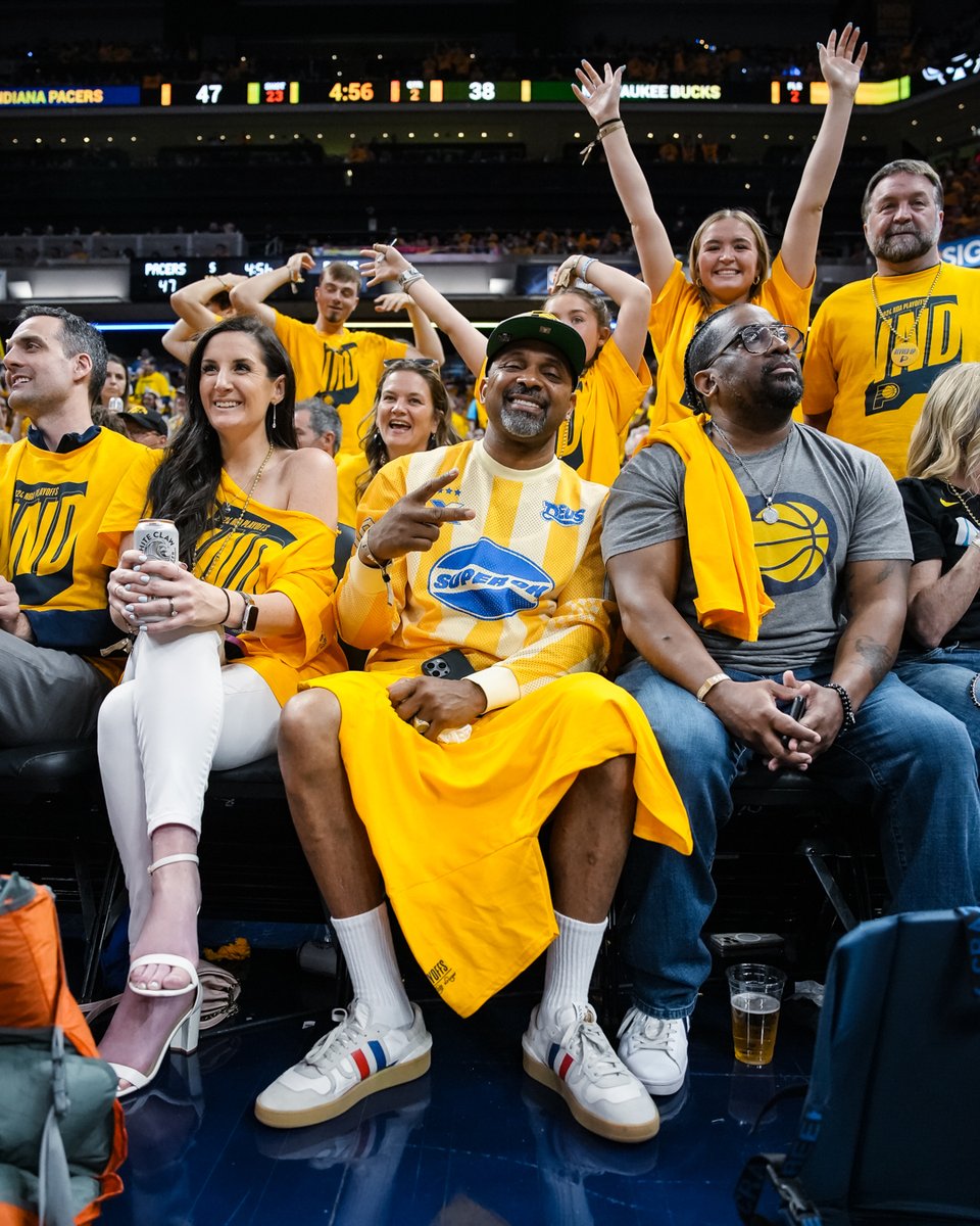 Got @TheRealMikeEpps in the house for Game 6 🙌