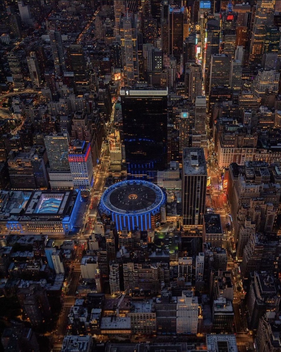 evening, NYC 💙✨

📷: al3x. nyc (IG)