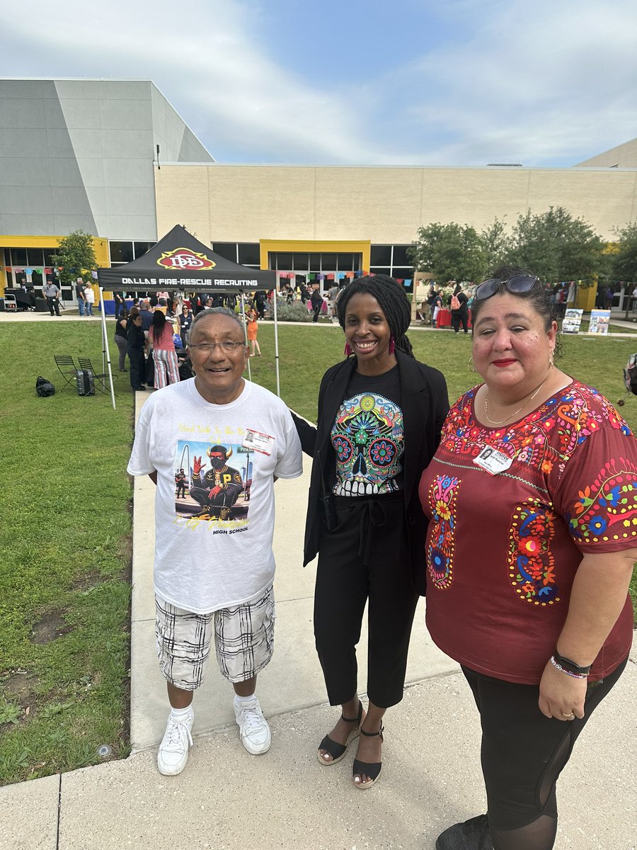 Cinco de Mayo celebration @LGPinkstonHS ! Thank you to PTO President Starlett Ramirez for your leadership organizing this wonderful event for our Viking students! ❤️The Pride of the West Side! #Region1Excellence @MRamirezDISD @LisaAnnVega1