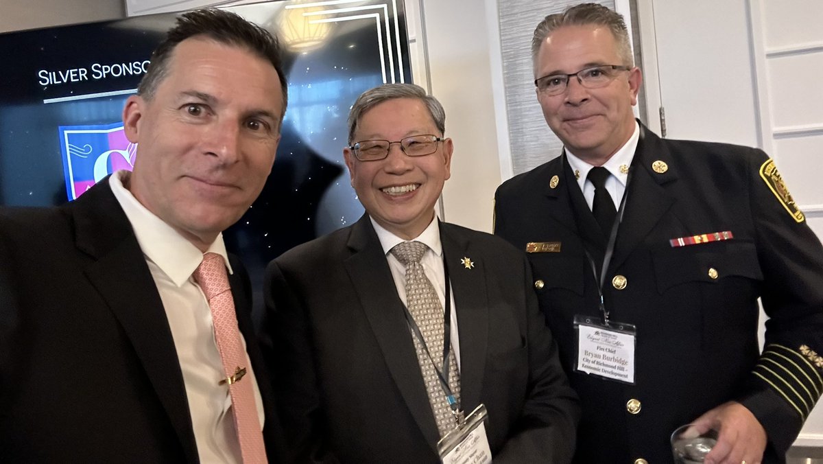 DeputyMayorChan's tweet photo. Business community in #RichmondHill gather to honour achievers tonight. Good to see local film director @seancisterna realtor @vivianrisi @RHFES Chief Burbidge & MC @JimLangSports at the Elegant Noir Affair. Thanks to #RHBOT @RH_EcDev @RH_SBEC @TorontoRBOT @YorkRegion @YorkLink https://t.co/DwrxOxgtCP