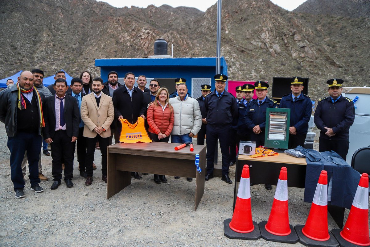 🔴 El gobernador de La Rioja hizo un acto para inaugurar una garita de policía y 4 conos. Así te roba la obra pública.