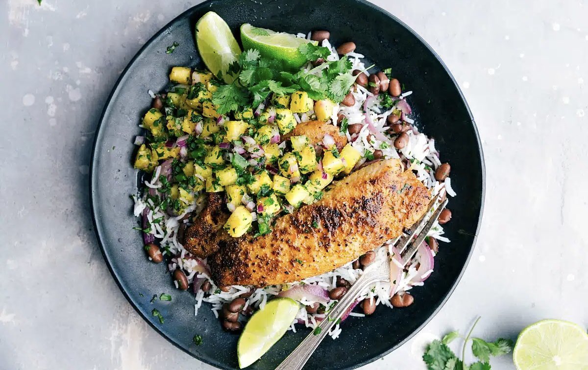 TILAPIA WITH A PINEAPPLE SALSA Combine pineapple and next 5 ingredients (through jalapeño) in a large bowl, stirring gently. Serve pineapple mixture with fish. Garnish with lime wedges. Season Tilapia: Dry tilapia fillets; season with blackening spices, salt, and pepper.