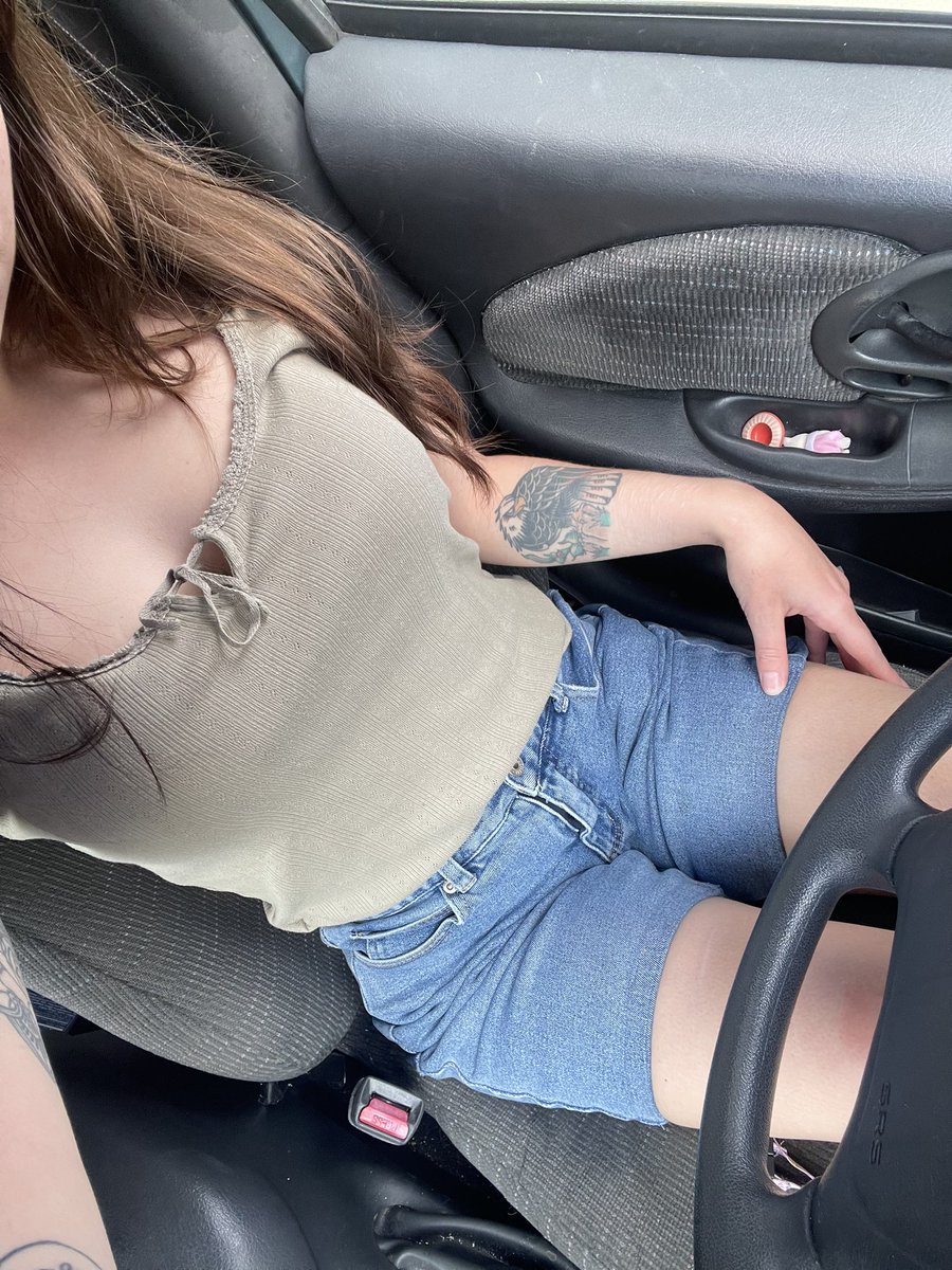 was being gorgeous in my moms driveway before going and sitting at the park chain smoking cigarettes but my eyes looked weird and this was the only pic i liked and this ootd is cute