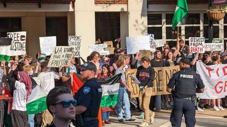 Grupos de estudiantes propalestinos y proisraelíes protestaron al mismo tiempo en la Universidad de Alabama (EE.UU.). Pese a estar en bandos contrarios, ambos coincidieron en una cosa: su rechazo al presidente estadounidense, Joe Biden. #SOSUSA #FreePalestine @KGV1977 @jpcalsur