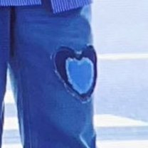 ohhhhh lee know's pants had a little heart patch on them 😭😭😭😭😭🤏