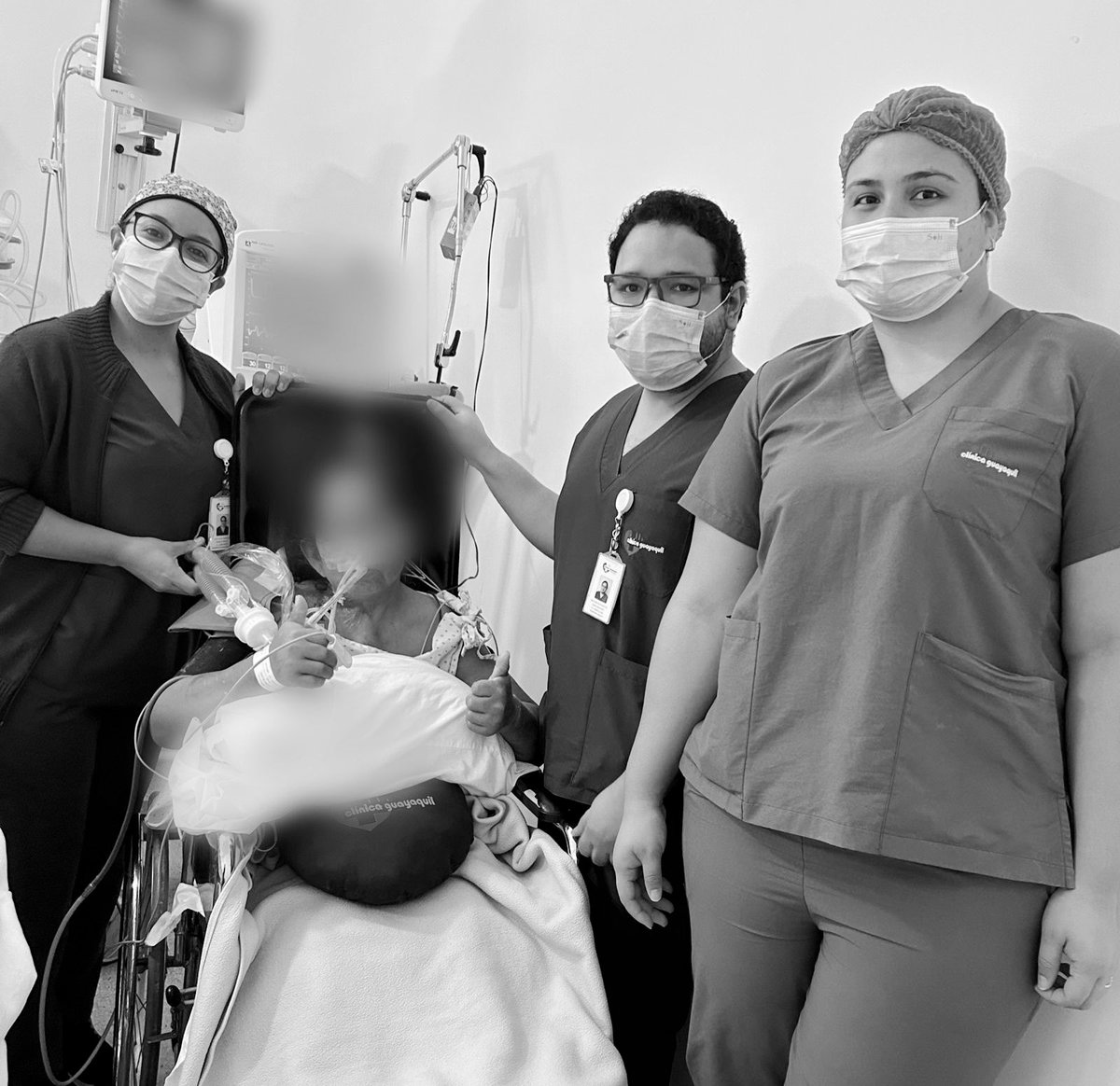 Así trabaja terapia física Lcda. Erika Andrade & terapia respiratoria Lcda. Lucy Bulgarín en la Unidad de Cuidados Críticos Cardiacos🫀 de Clínica Guayaquil 🏥 

Movilización de paciente bajo todo tipo de soporte, esta vez con ventilación invasiva.
También #ECMO #IABP, ya lo han…