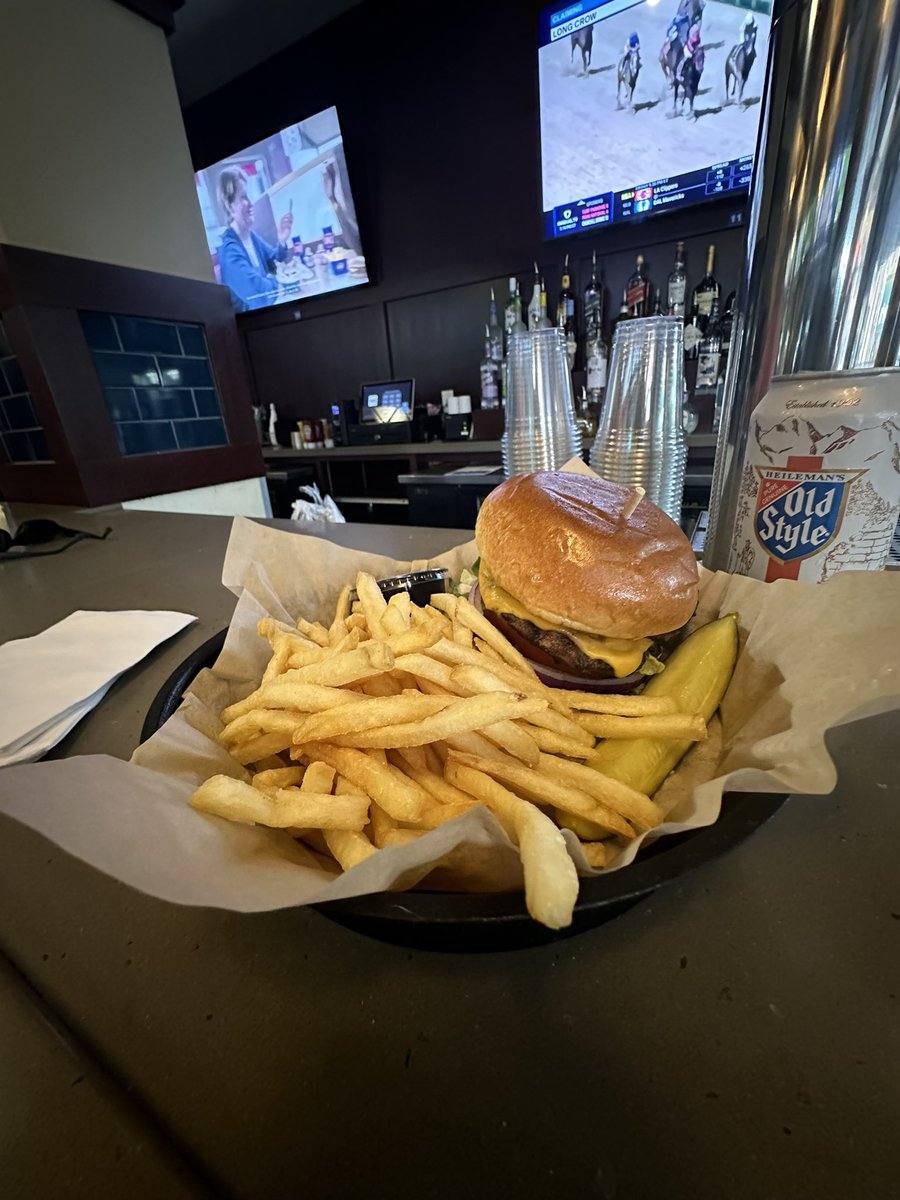 Why wouldn’t you come to #wrigleyville on a Thursday non-game day? @SportsCorner1 $2 tallboys $5 burger baskets #Chicago
