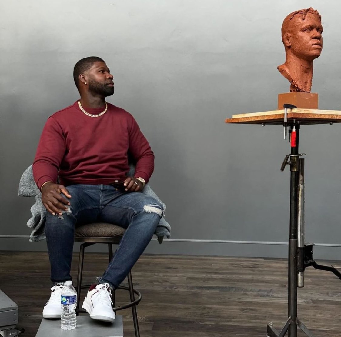 Devin Hester getting his HOF bust sculpted 🐐🐻⬇️