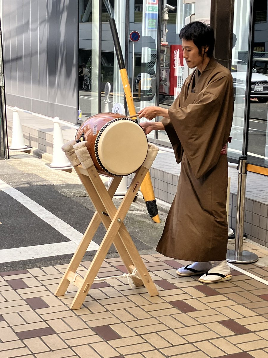 大須演芸場が開場前に一番太鼓を叩くようになって今日で一年㊗️。写真は昨日の一番太鼓、前座は旭堂左燕さん。