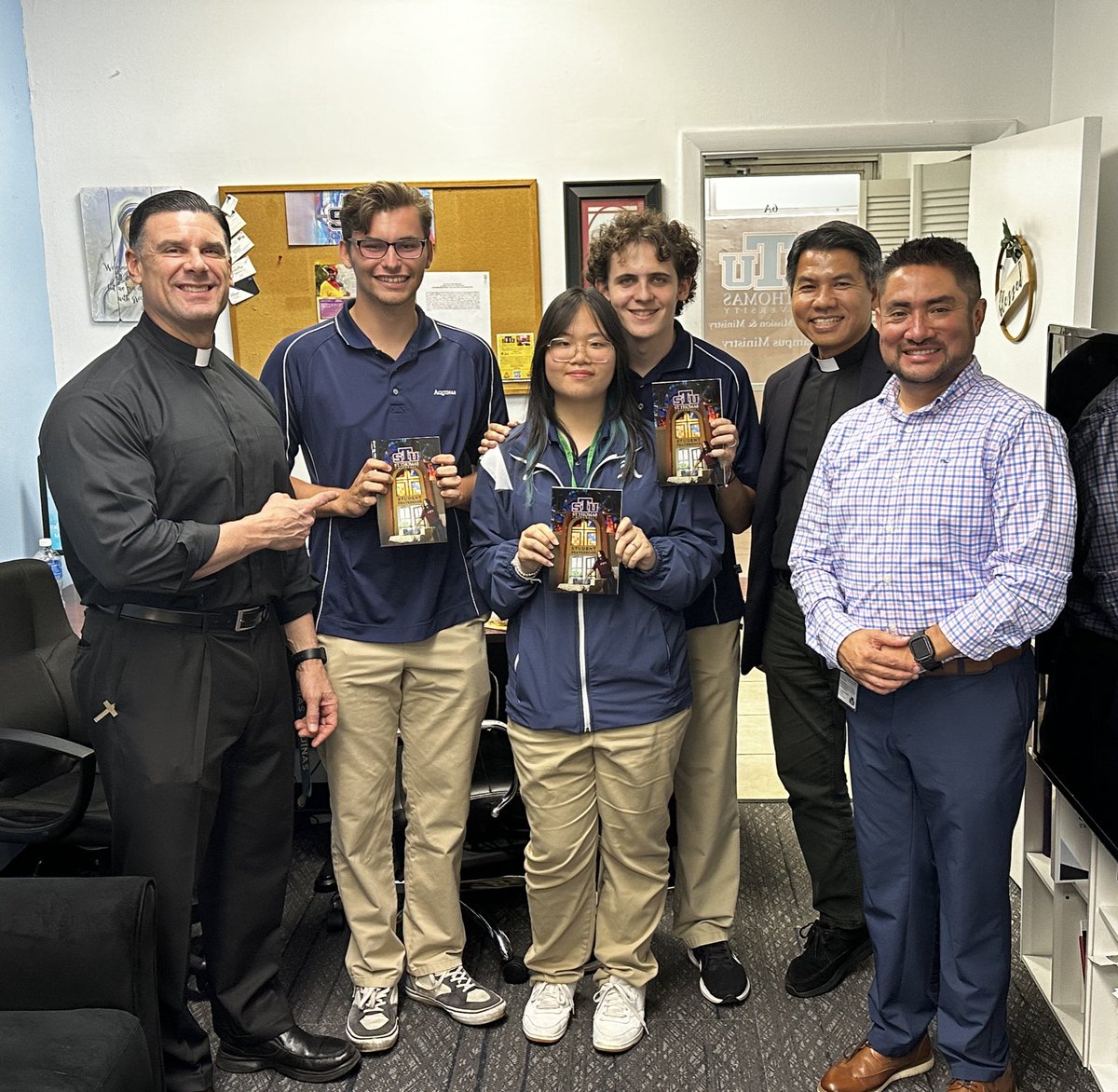 Happy to welcome a group of @STAhighschool student leaders to @StThomasUniv and share with them our @stu_campusmin Student Prayerbook! Young leaders witnessing to the faith among their friends and classmates, we are happy to open the doors of the university of @CatholicMiami and