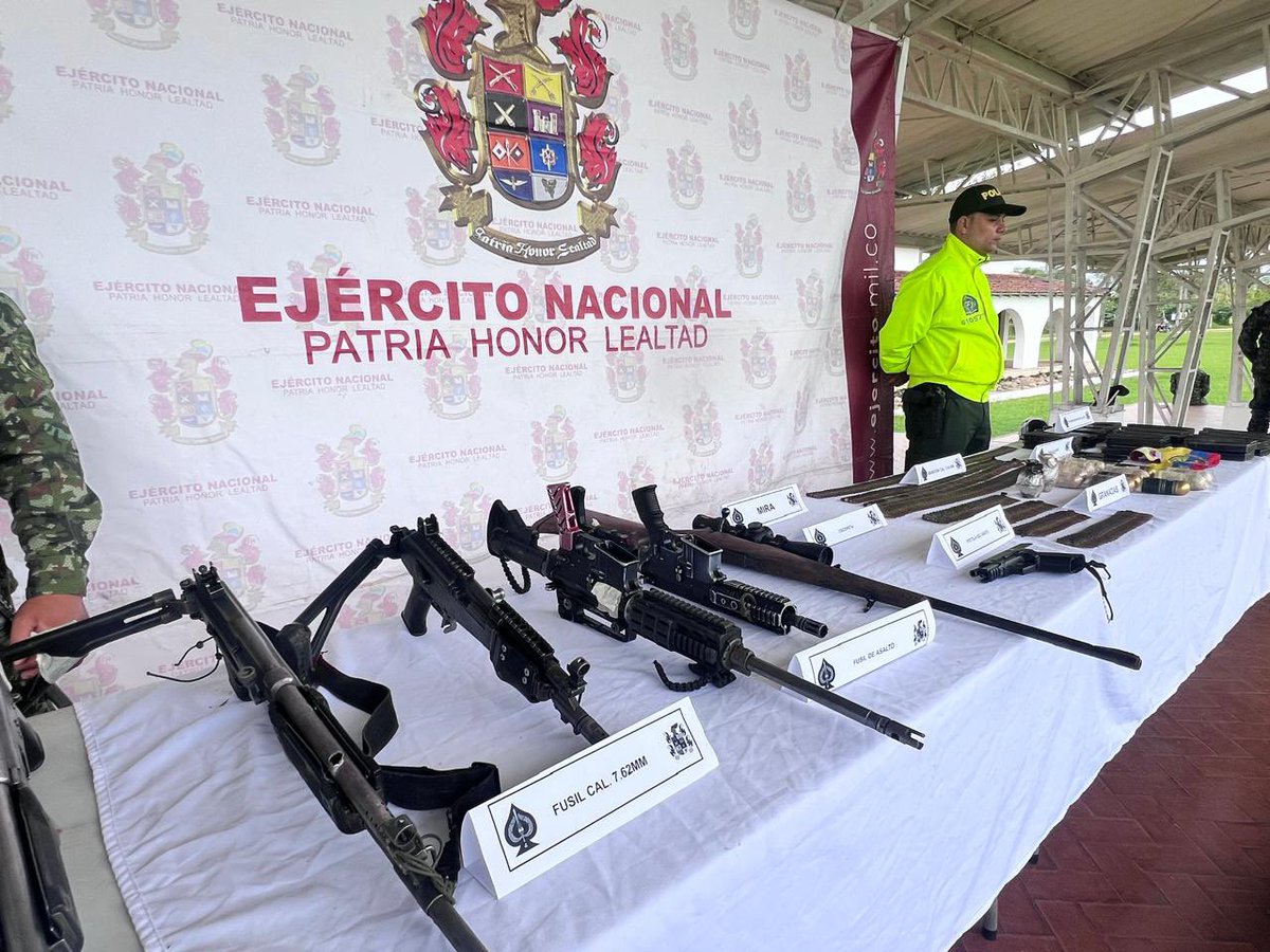 #OperaciónCauca | En zona rural de Argelia (Cauca), son incautados 5 fusiles, un rifle de alta precisión, armamento de diferentes características y material de guerra. Un contundente golpe contra las disidencias donde fueron neutralizados 3 de sus integrantes y el retorno a la…