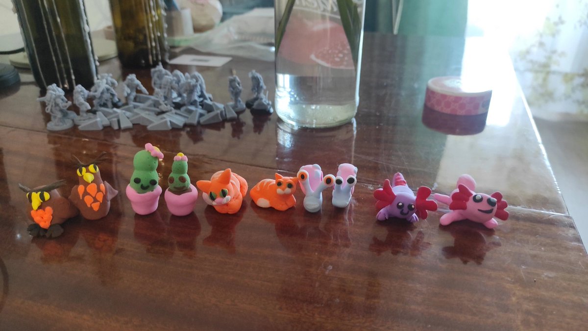 Полепили с мальчиком из пластилина, как в этом вашем тиктоке
Слева мои фигурки, справа - его
Вот такой зверинец получился