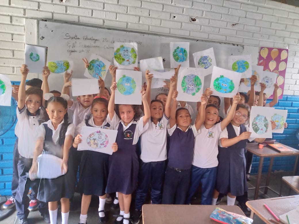 Actividades sobre el Día de la tierra por los estudiantes del 2 do grado sección A profesoras Marlis y Mileidy