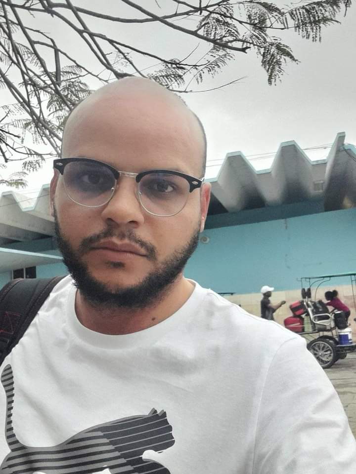 Saludos desde la República Independiente del #Camagüey

💚Gracias miles de corazón a todos por tantas muestras de apoyo y solidaridad durante todos estos días que estuve secuestrado por la Seguridad del Estado en Villa Marista, sin esa presión de ustedes, estoy seguro que no 👇