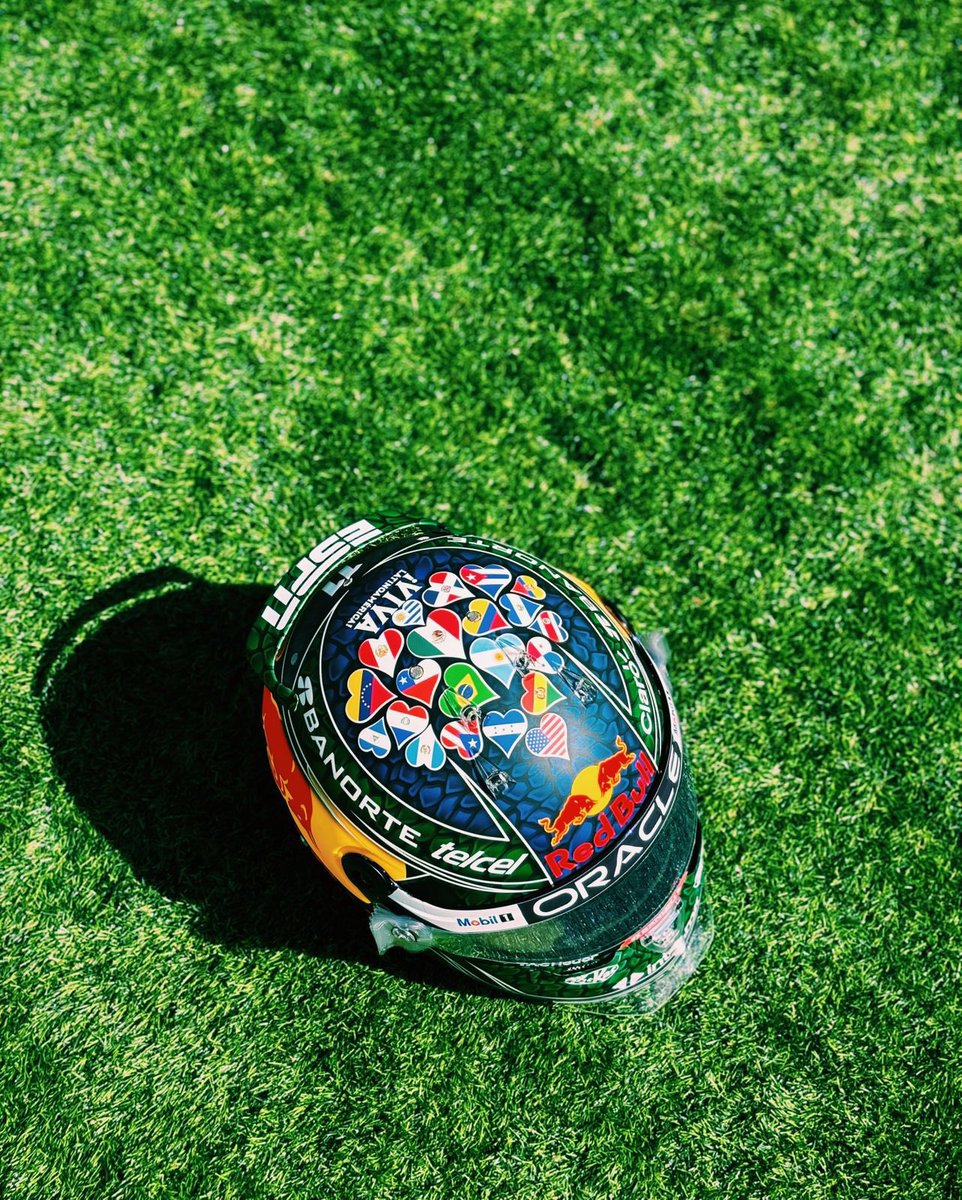 📣| Checo muestra su casco especial con las banderas de Latinoamérica Está la bandera de Uruguay, tema que ayer causó mucho revuelo y hasta mensajes de IMBECILES deseando que Checo choque en la primera curva porque no estaba la bandera. En fin... Bien @SChecoPerez 💪🏻 #MiamiGP