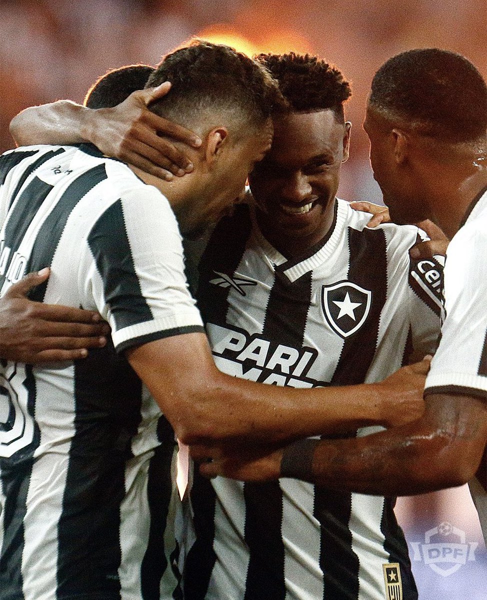 Glorioso com a vantagem! No Nilton Santos, o Botafogo derrotou o Vitória por 1x0 no duelo de ida da terceira fase da Copa do Brasil. ⭐️ O clube carioca joga pelo empate no jogo da volta. 📸 Vitor Silva / Botafogo