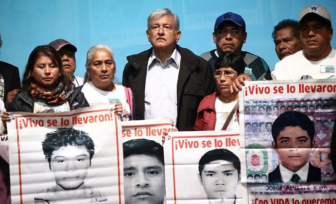 Las personas de Ayotzinapa en su momento creyeron en la mierda que es AMLO como única esperanza. Hoy los morenistas le tiran a Ceci desconociendo su dolor y llamándole vendida. Ojalá nunca pasen por el infierno de perder a un hijo, miserables.