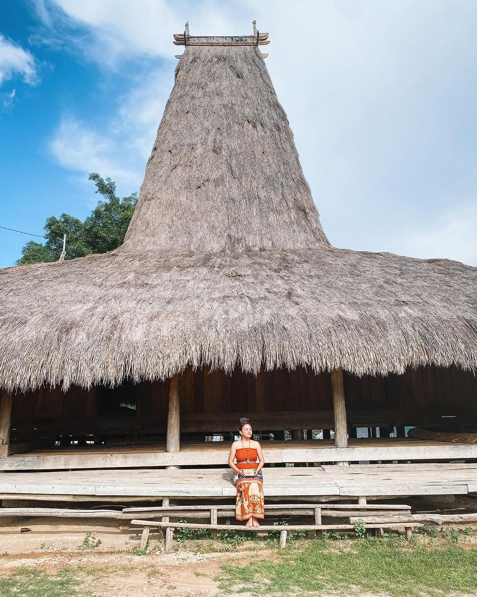 Di desa adat Prailiu kamu juga dapat belajar sejarah dan berinteraksi dgn penduduk lokal. Namanya desa adat, tentu penduduknya memegang teguh tradisi dan budaya setempat, termasuk di Kampung Raja Prailiu. Selain kain tenun, kmu bs melihat rumah adat dan kuburan. #PuspitaNagari