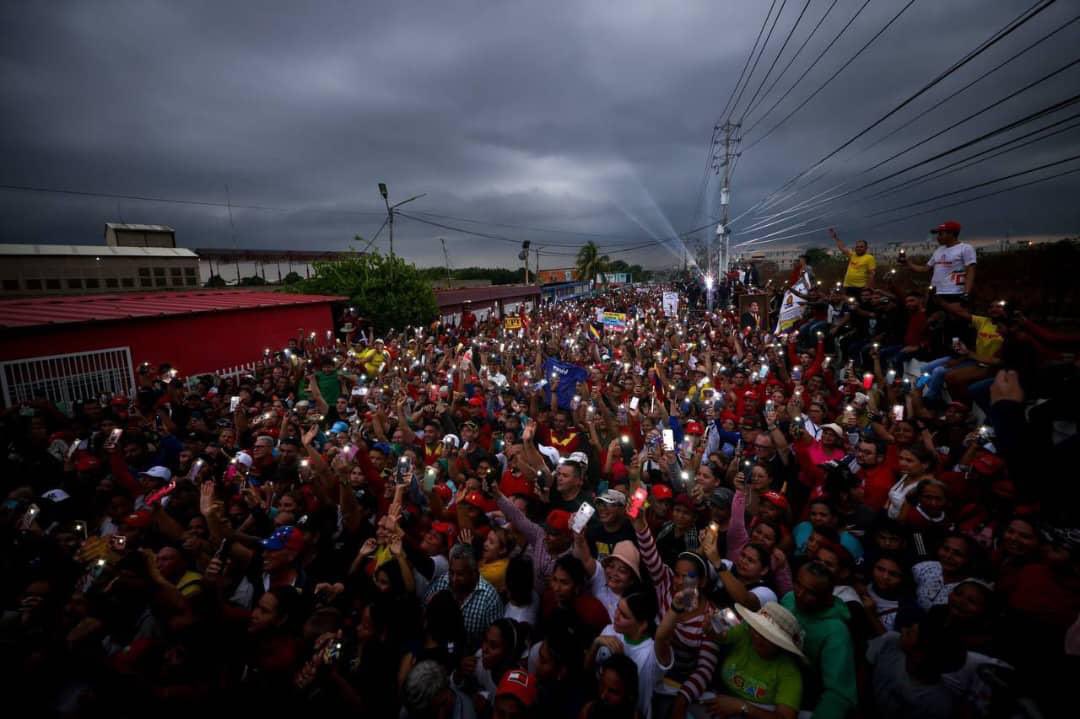 Junto al pueblo marabino nos mantenemos en la calle para manifestar nuestro apoyo irrestricto a la Revolución Bolivariana, liderada por el Pdte. @NicolasMaduro rumbo a la victoria segura. ¡Seguimos venciendo!