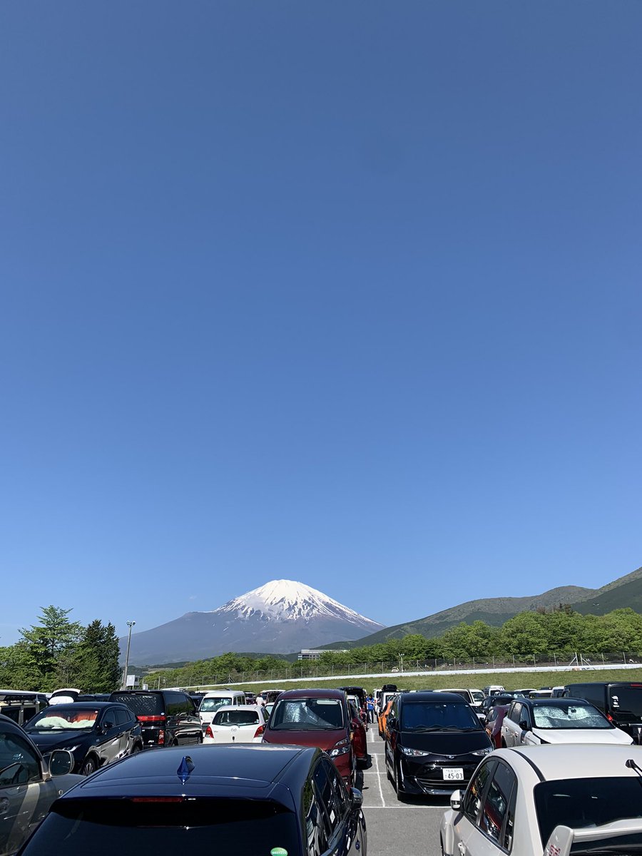 おはようございます。富士山が綺麗です。#車中泊 #キャンプ できるかな？人多すぎてテント張る場所無いかも…