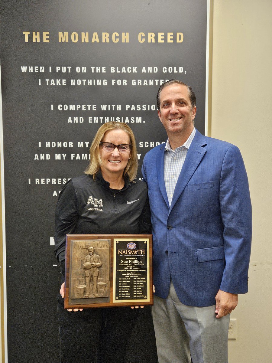 ⭐️ Coach of the Year ⭐️ We’re honored to present Coach Sue Philips with her 2024 @jerseymikes Naismith Girls’ High School Coach of the Year award 👏 #JerseyMikesNaismith | @mitty_wbb