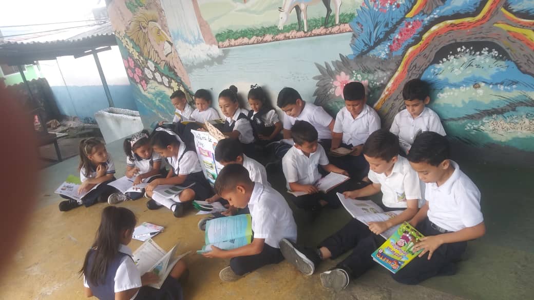 Los estudiantes del 2do Grado Sección B realizaron diferentes actividades en Conmemoración del Día del Libro y del Idioma dirigidos por las profesoras Luzmary García y Laura Rojas