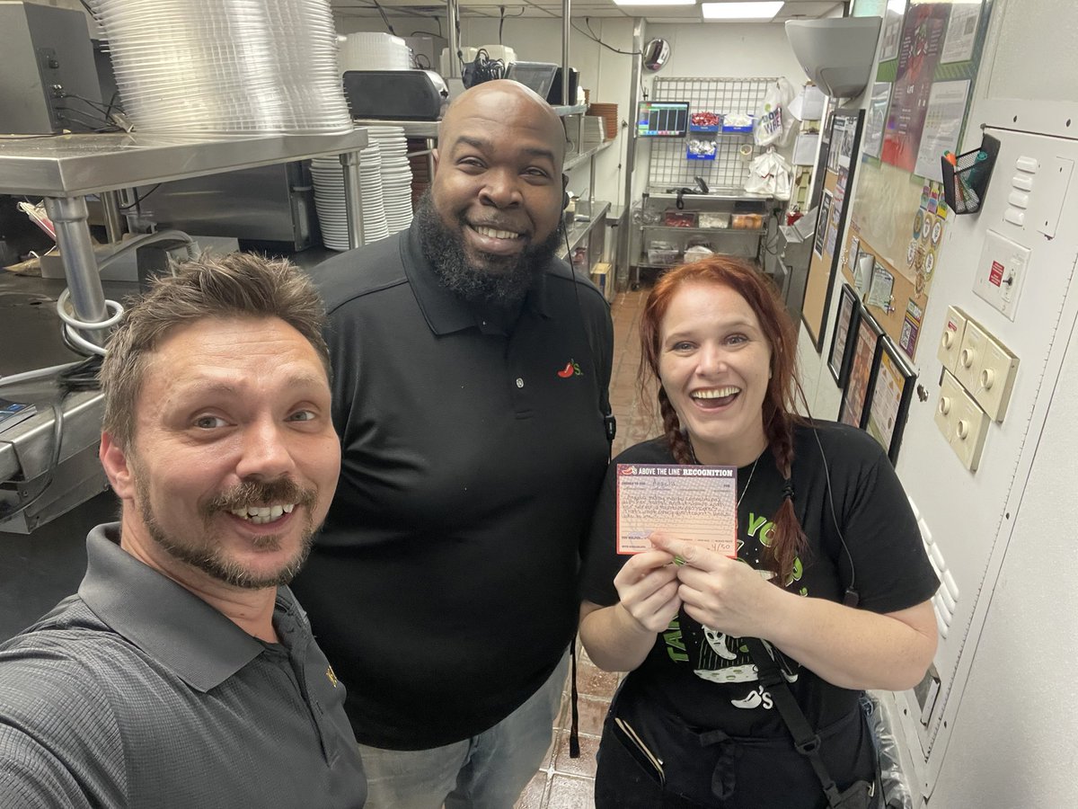🎉 ATL to Angela for making great connections with her guests and it shows with her server attentiveness scores! Thanks for letting me come play restaurant with your team! 🌶️❤️ #ChilisLove #ChilisGrow
