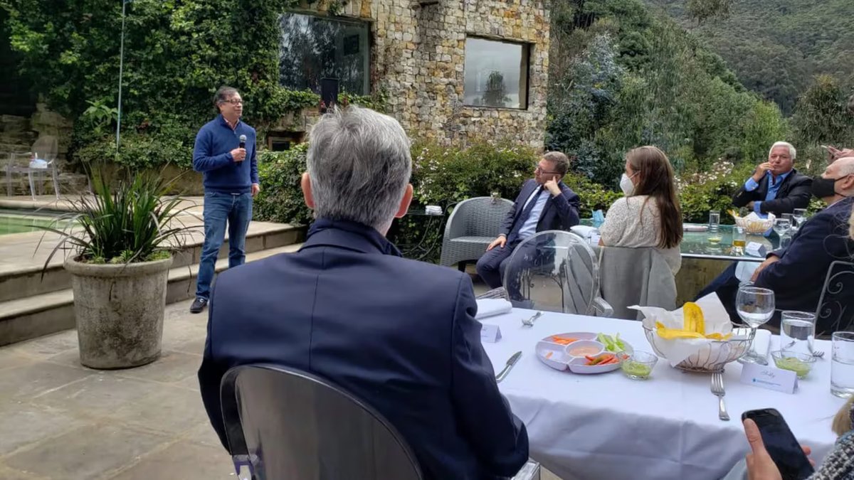 Foto de la reunión en campaña entre miembros de la comunidad judía y Petro. Ese encuentro le dio una legitimidad que no tenía. Del grave error se dan cuenta ahora que rompe relaciones con Israel.

¿Qué harán empresarios como los Gilinski? ¿El lucro por encima de las convicciones?