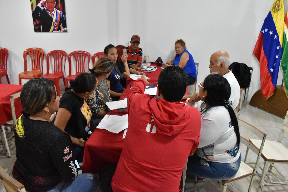 #02May | Junto al Jefe Político del estado Lara @AdolfoP_Oficial por el @PartidoPSUV realizamos jornada formativa a líderes de UBCH para fortalecer el pensamiento bolivariano y ratificar nuestro compromiso con la Revolución. @NicolasMaduro @dcabellor @ErikaPSUV @psuvlara2023