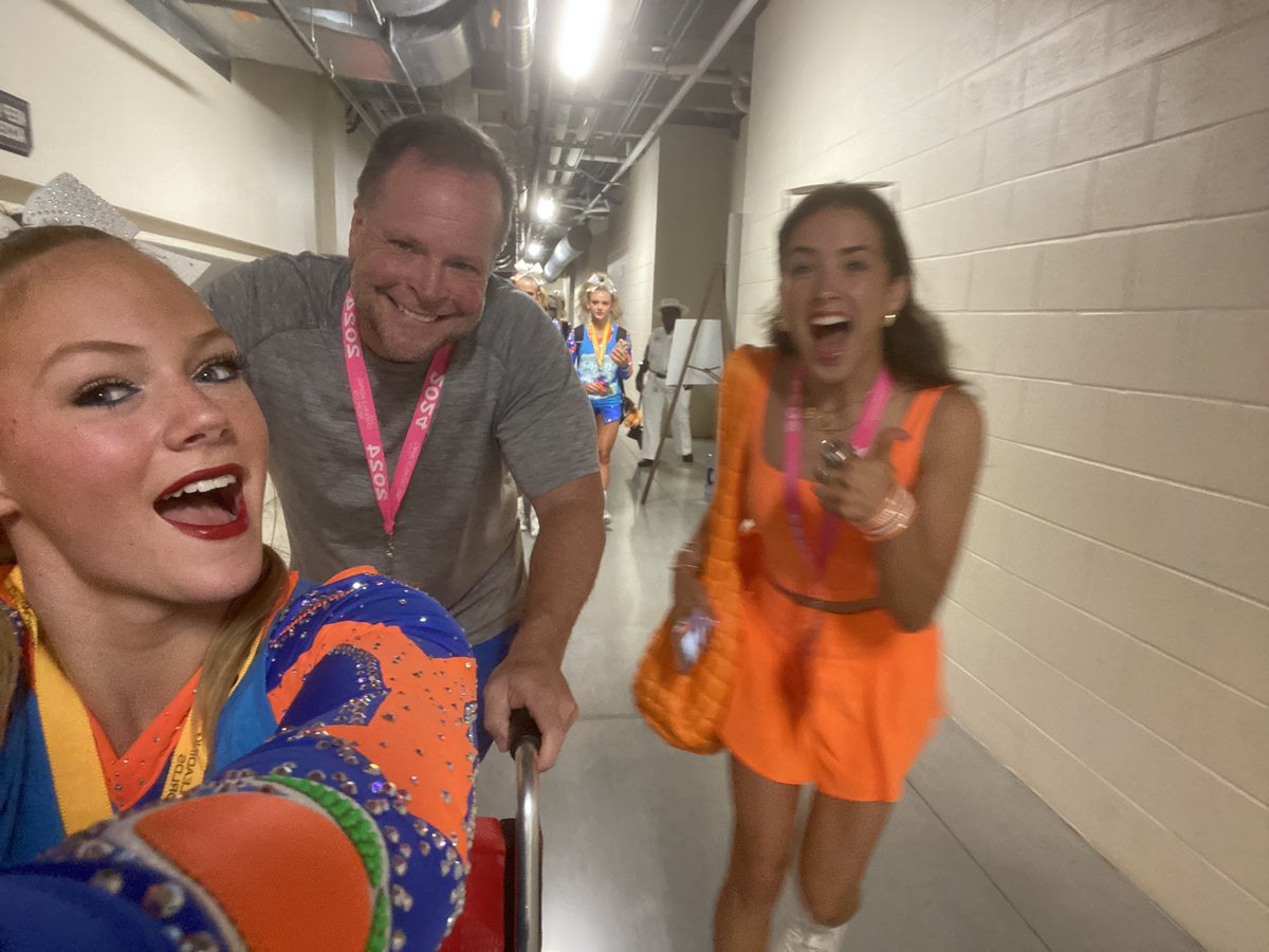 Little late but can I join in for wheel chair Wednesday?!
Rog = fav wheel chair buddy 🧡 <a href="/Orange_Rays/">ORANGE 🍊</a>