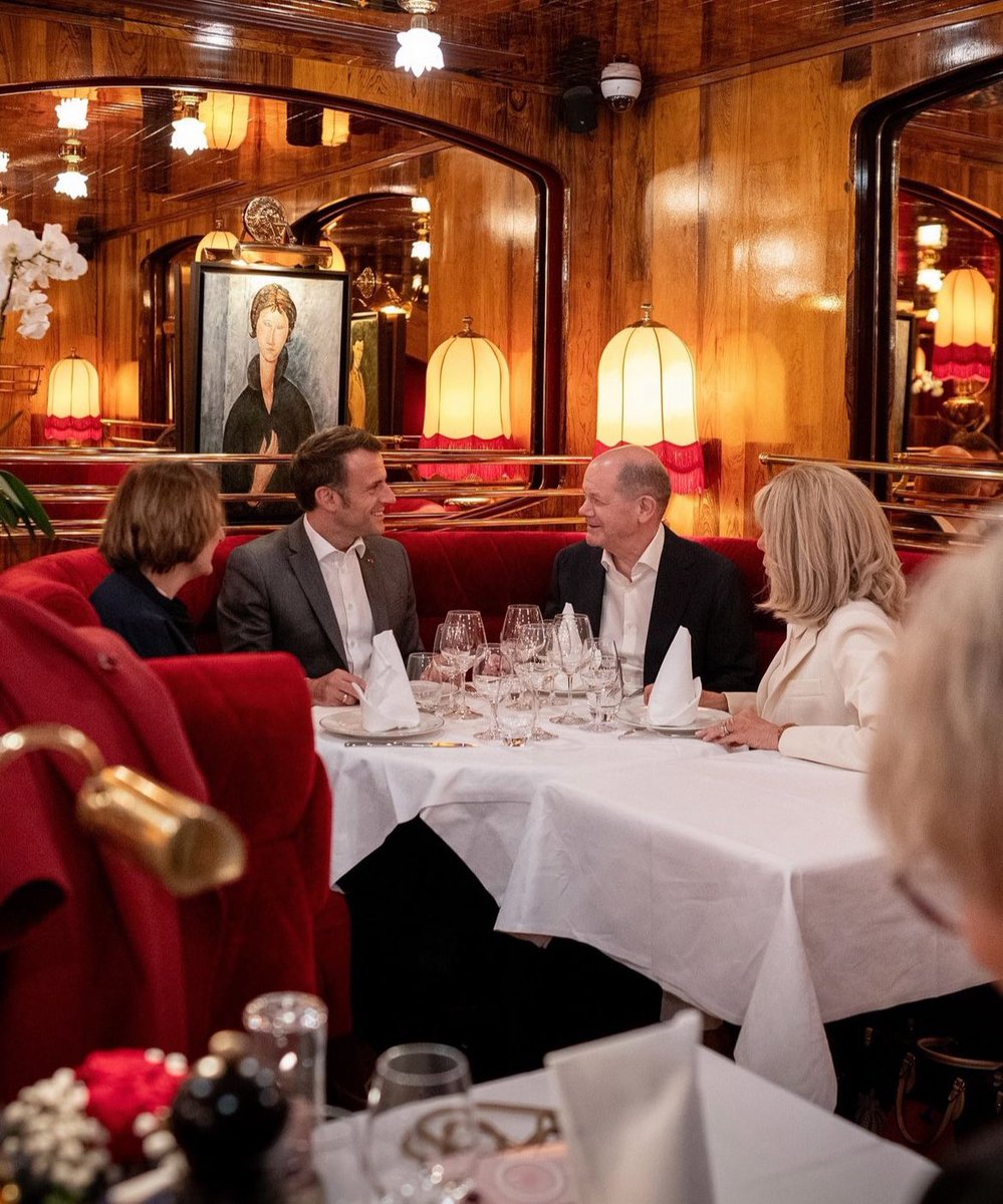 Macron, Scholz and their wives dining at the chic “La Rotonde” in Paris on Thursday evening.