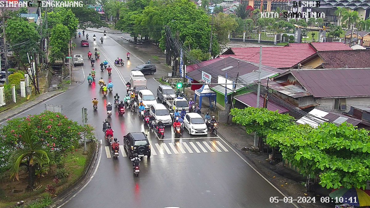 08.13 Simpang Tengkawang : Antrian kendaraan normal di keempat kaki simpang, situasi arus lalin lancar.